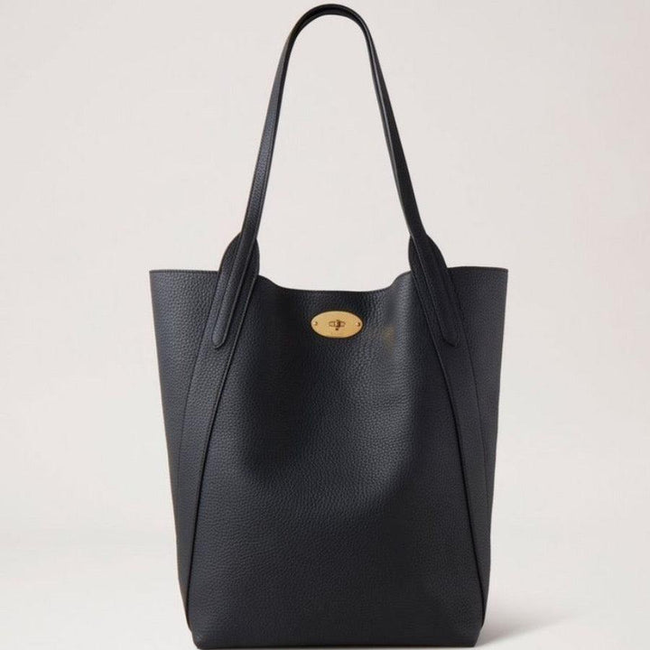 Mulberry Tas Noord Zuid Bayswater Tote black toont een zwarte leren tas met gouden plaat aan de voorkant. ModelHH9104/736A100