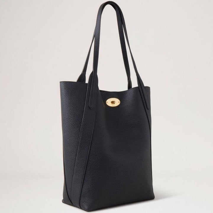 Mulberry Tas Noord Zuid Bayswater Tote Black toont een zwartleren draagtas met gouden gesp, model HH9104/736A100