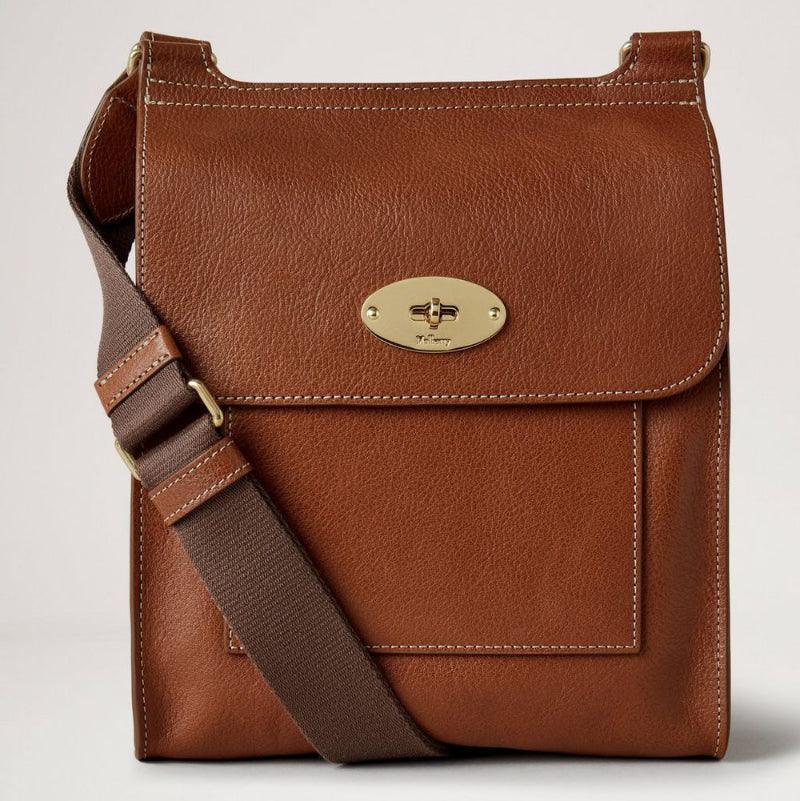 Mulberry Tas klein Antony N erfenis NVT Hierbij wordt een bruinleren crossbodytas met gouden gesp getoond, model HH7953/275G110