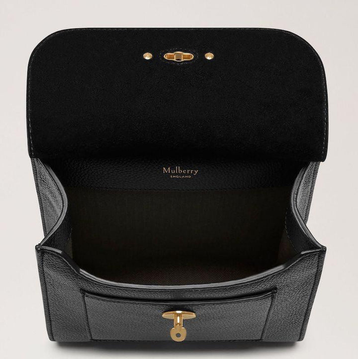 Mulberry Tas klein Antony N Small Classic Grain Black toont een open zwarte leren tas met gouden gesp, binnenkant zichtbaar. Modelhh5193205a100