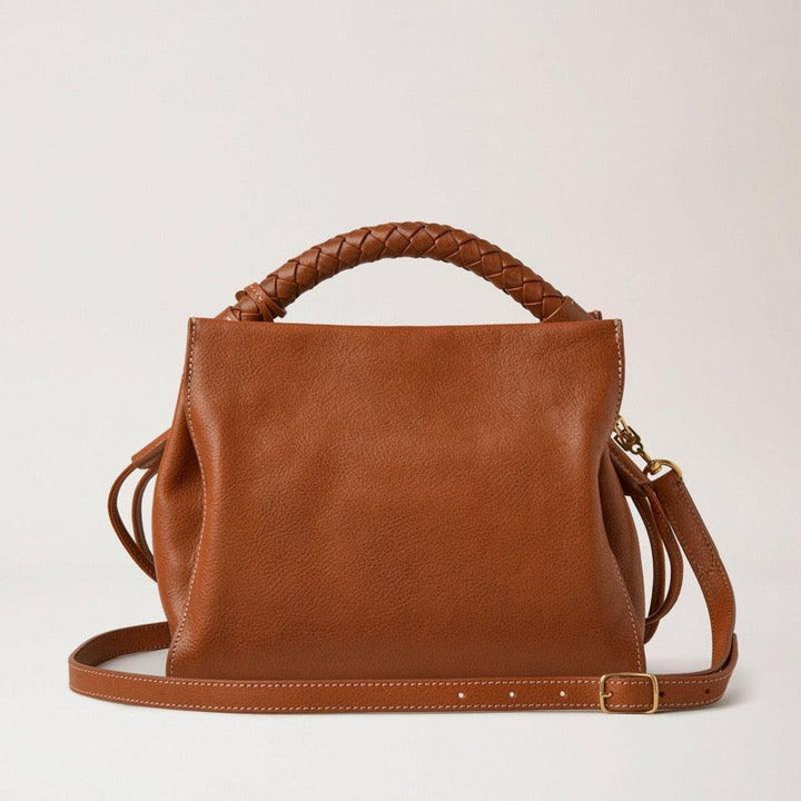 Mulberry Tas Kleine Iris Legacy NVT Oak toont een bruinleren tas met vlechtdetail en verstelbare riem. ModelHH7949275G110