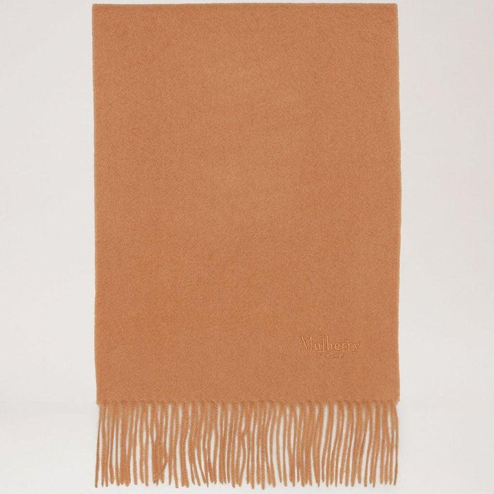 Mulberry Sjaal Kasjmier Sjaal Donker Camel toont een zachte, effen kamelensjaal met franjes. ModelVS4460484H684