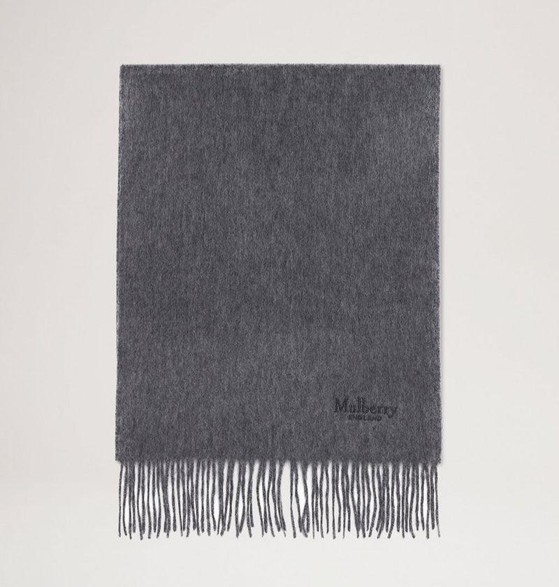 Mulberry Sjaal Cashmere Sjaal grijs in antracietgrijs kasjmier met franjes, gezien tegen een lichte achtergrond. Model vs4460484c601.