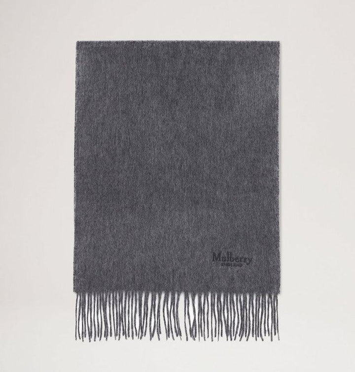 Mulberry Sjaal Cashmere Sjaal grijs in antracietgrijs kasjmier met franjes, gezien tegen een lichte achtergrond. Model vs4460484c601.