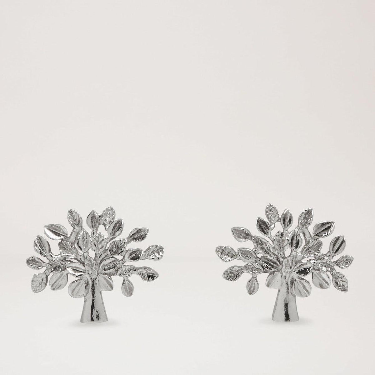 Mulberry Tree Earrings, elegante zilverkleurige oorbellen in de vorm van een boom met bladeren, model QE2273000D130.