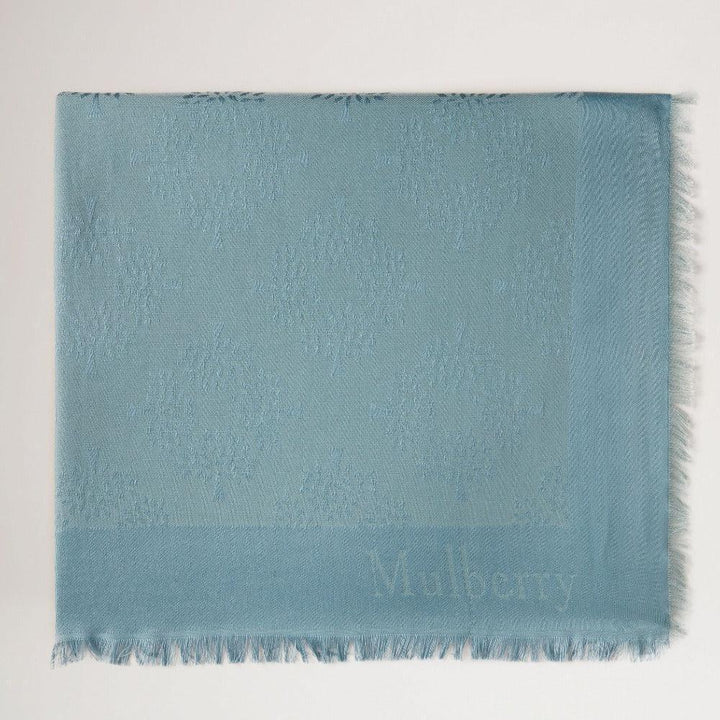 Mulberry Tree Square zijden biologisch katoenen wolkensjaal in lichtblauw met discreet patroon en franjesrand. ModelVS4639709D140