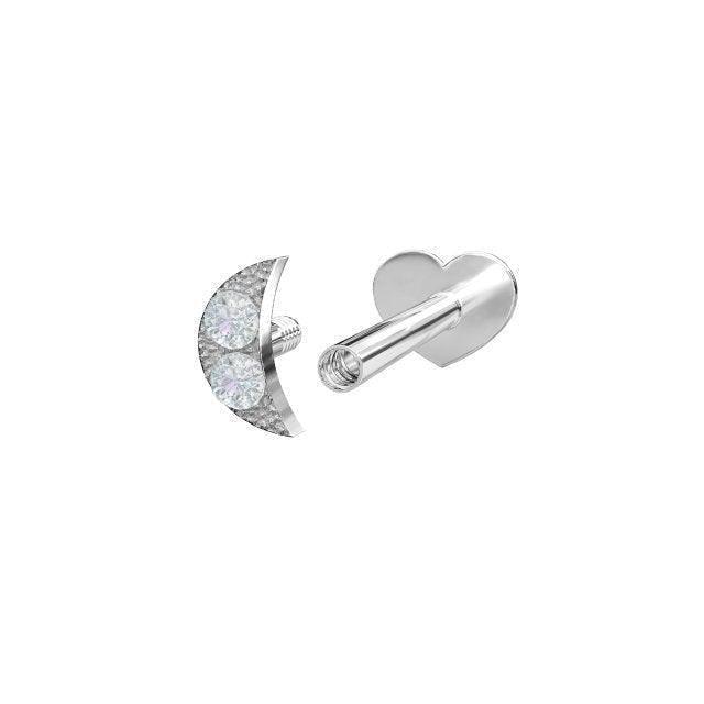 nordahl-silver-piercing-moon-314006cz9 toont een halvemaanvormige zilveren piercing met heldere stenen en hartjessluiting. Model314006cz9.