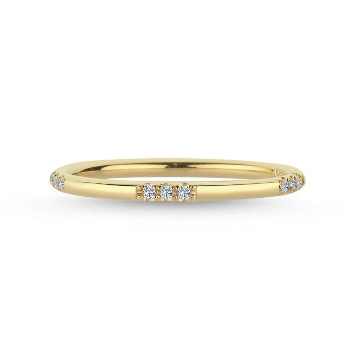 Nuran 14kt Noelle Ring met Diamanten toont een slanke gouden ring met kleine diamanten, Model a3062-0075rg-001-1.