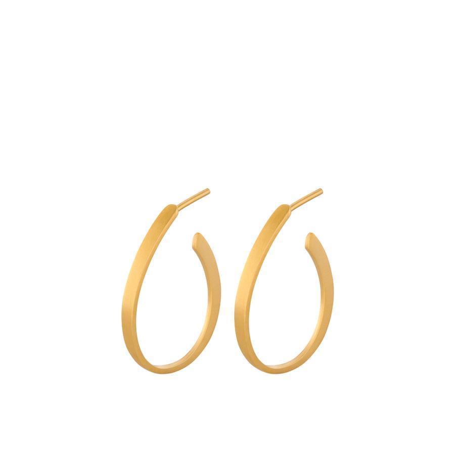 Pernille Corydon Berlin Creol E-109-GP toont een set eenvoudige goudkleurige creoolringen. Model E-109-GP.