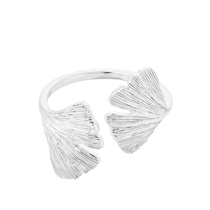 Pernille Corydon Biloba Ring Zilver toont een elegante, open ring in zilver met bladvormig detail. Model R-343-S