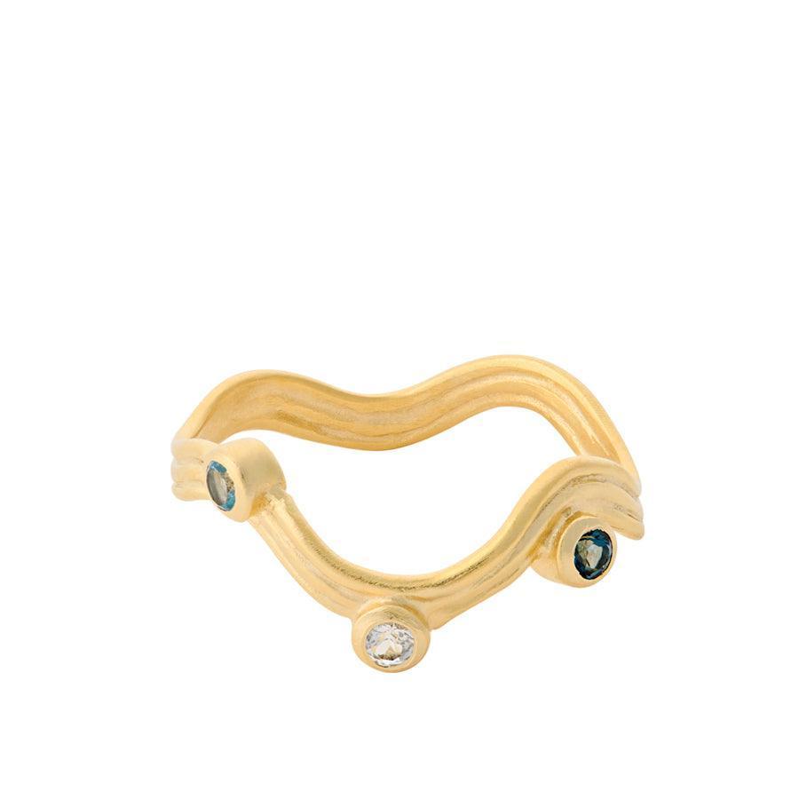 Pernille Corydon Hellir Ring met golvend ontwerp in vergulde look en drie gekleurde stenen. Model R-465-GP-002-1