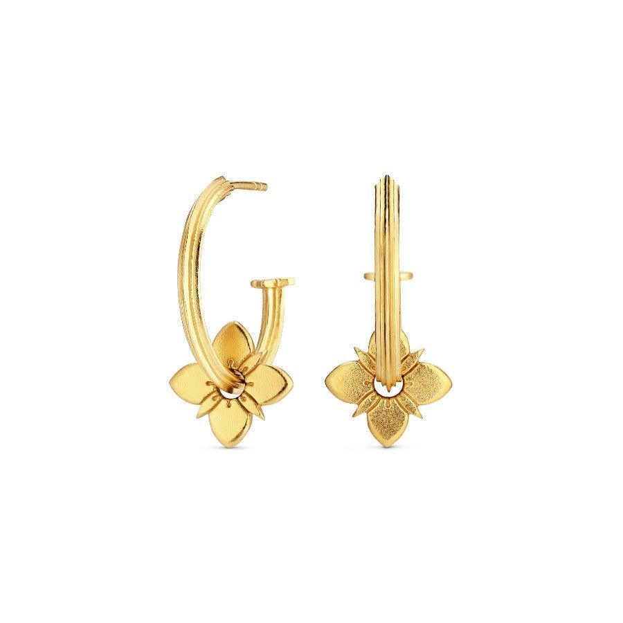 Polar Healing Hoops, vergulde oorbellen met bloemdetail afgebeeld tegen een witte achtergrond. Model HEA-HP-GD-00611-1
