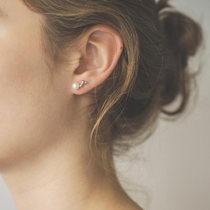 Polar Jewelry Bubble Silver Stud Oorbellen tonen op oor, parel en kleine zilveren belletjes, Model bub-st-l-sl-wp-00141-2