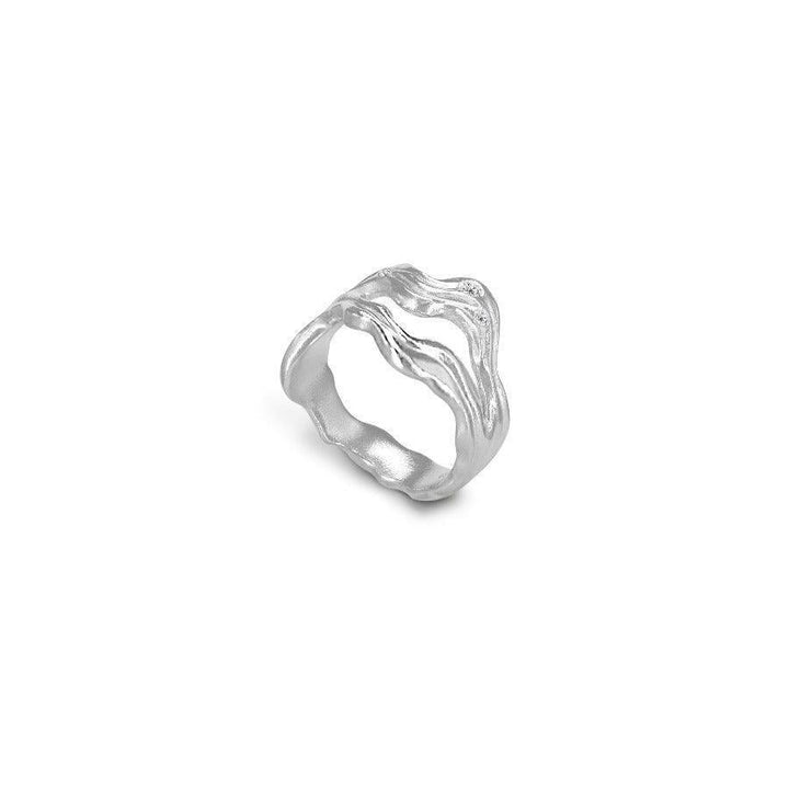 Polar Jewelry Cassiopeia zilveren ring met golvende, organische vorm in glanzend zilver. Model CAS-RI-SL-WZ-001