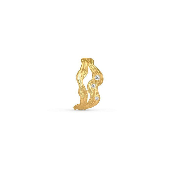 De Polar Jewelry Cosmos Gold-Plated Hoop Single heeft een organisch gevormde creool van goudkleurig metaal met drie fonkelende stenen op een witte achtergrond. Model COS-HP-GD-WZ-00403-1.