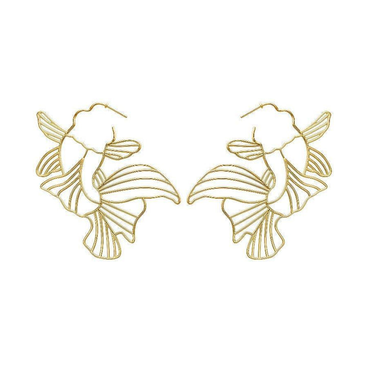 Polar Jewelry Gold Plated Koi Hoops presenteren een paar gouden, op koi geïnspireerde oorbellen in een elegant, open ontwerp. Model Koi-hp-gd-00101-1