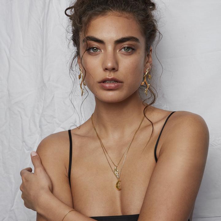 Polar Jewelry maan vergulde ketting afgebeeld gedragen door model, gedetailleerde maanhanger in goud, model TMO-NL-GD-00249-2