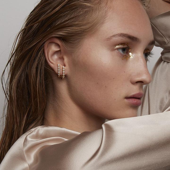 Polar Jewelry De Hierofant smeden. oorbel in goud met steen gedragen door vrouw, model thi-st-gd-wz-00240-2