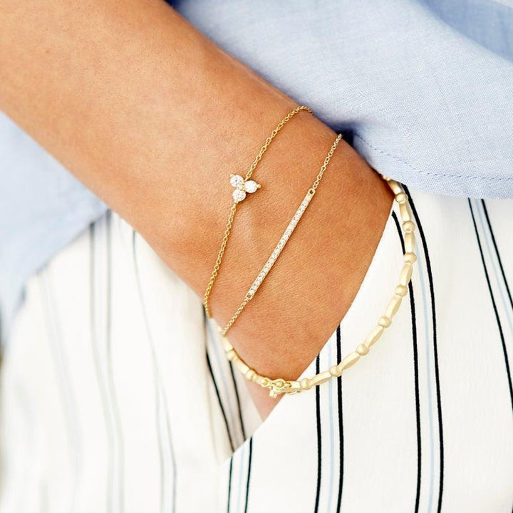 Ro Copenhagen 18kt Fryd-armband afgebeeld met de hand, elegante gouden ketting met diamanten. Model 106575-001