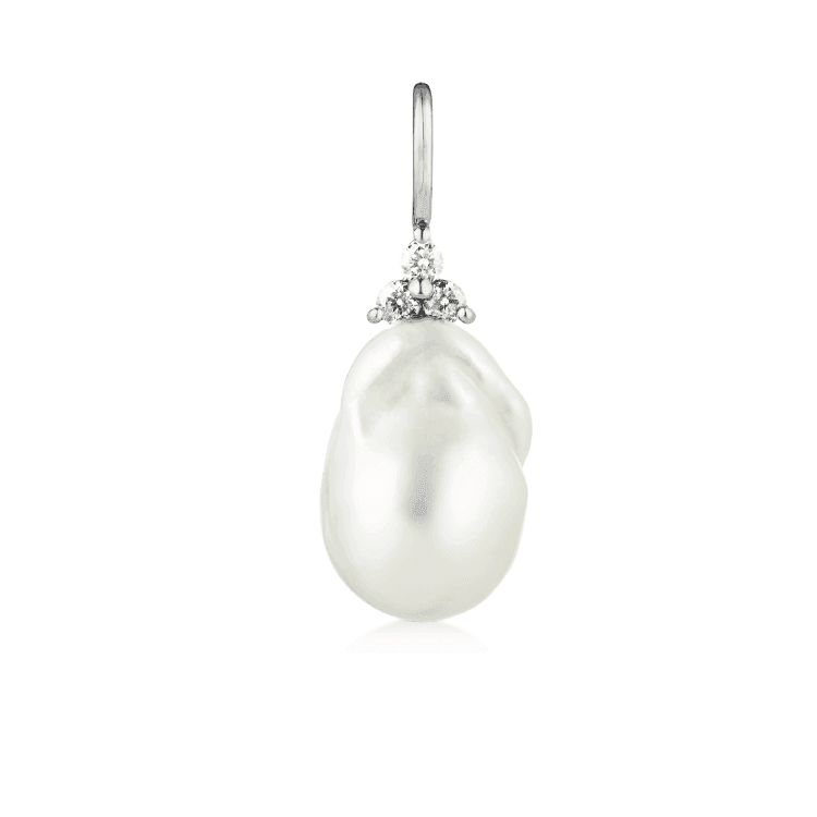 RO COPENHAGEN 18KT FRYD barokke parelhanger, witte barokparel met diamanten details in 18kt goud. Model 106699-1