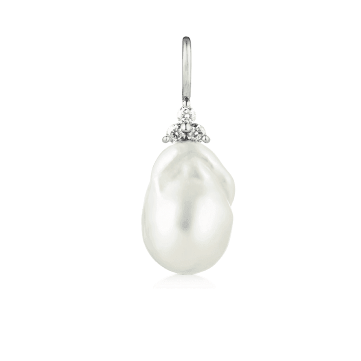 RO COPENHAGEN 18KT FRYD barokke parelhanger, witte barokparel met diamanten details in 18kt goud. Model 106699-1