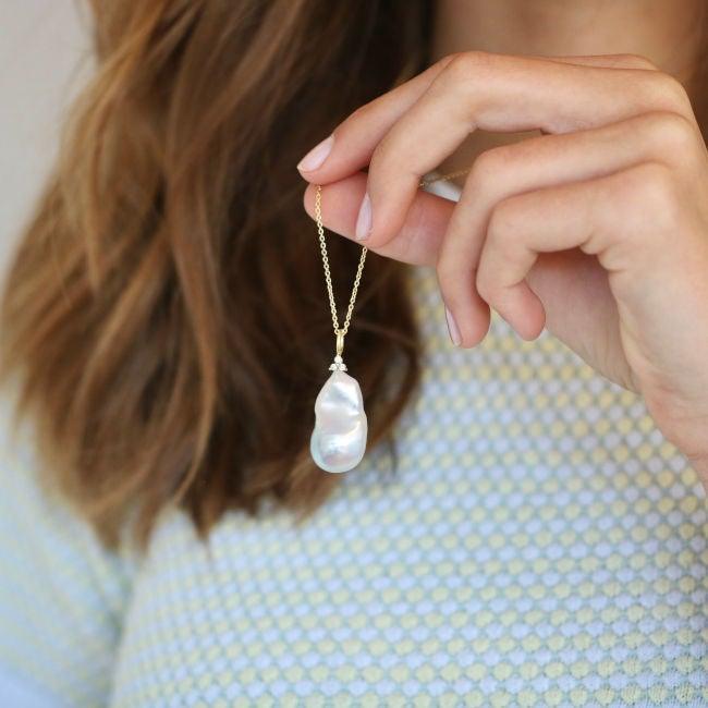 Ro Copenhagen 18kt Fryd barok perle vedhæng med diamanter, forside, model 24430