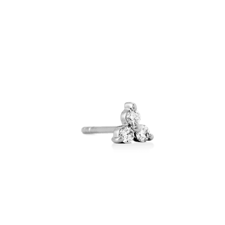 Ro Copenhagen 18kt Fryd Diamond Earring 0,075 ct witgoud toont close-upafbeelding van een enkele oorbel met drie heldere diamanten, model 119282-1.