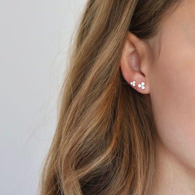 RO Copenhagen 18kt Fryd oorbel diamant 0,18 ct witgoud verschijnt op het oor met drie heldere diamanten. Model 119284-2