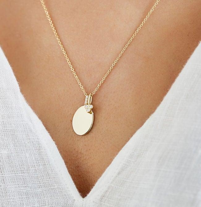 RO Copenhagen 18kt Orbit Dot diamanten hanger afgebeeld op de hals, ronde gouden hanger met diamant, model 96715-2.