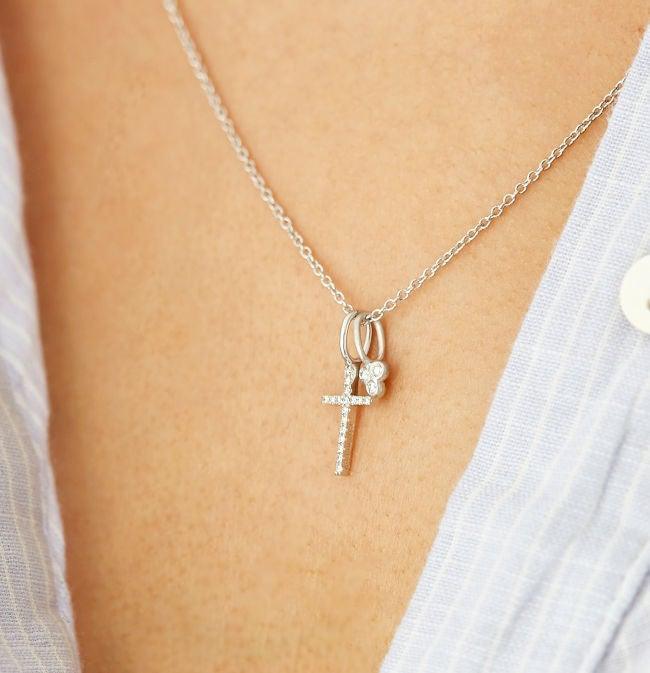 Ro Copenhagen 18kt Orbit Dot diamanten hanger witgoud aan hals, elegant en tijdloos, model 100150-2.