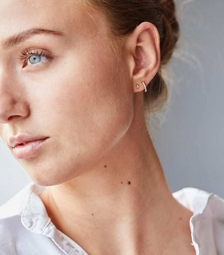 ro copenhagen 18kt orbit dot orestik witgoud afgebeeld op oor in profiel, elegant detail, model 119164-2