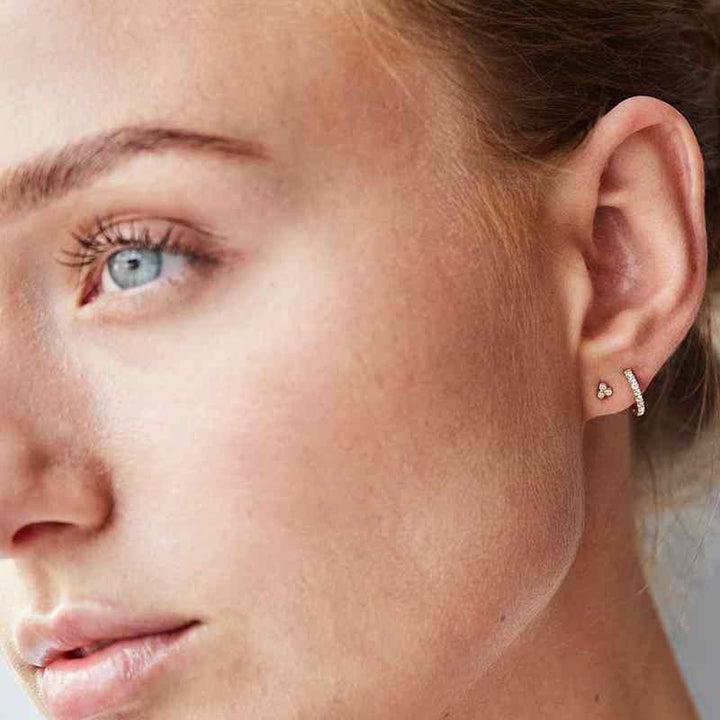 Ro Copenhagen 18kt Rock Classic 10mm Diamond Creole weergegeven in het oor, elegante gouden oorbel met diamanten. Model 119248-2