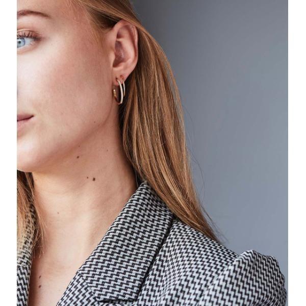 RO Copenhagen 18kt Rock Classic Diamond Creole afgebeeld op vrouw met licht haar, elegante en tijdloze uitstraling. Model 119258-2