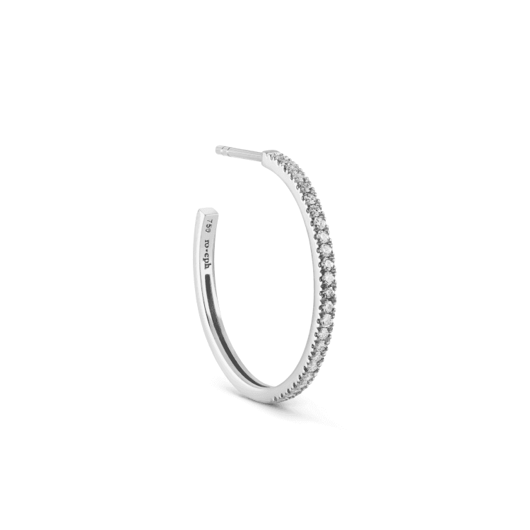 ro copenhagen 18kt rock klassiek diamanten creools witgoud toont elegante creools in wit goud met kleine briljant geslepen diamanten. Model 119261-1