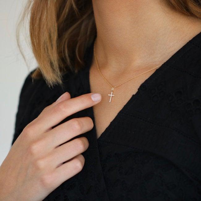 Ro Copenhagen 18kt Rock Classic Cross Diamond Hanger gedragen om de nek, elegante gouden ketting op persoon. Model 105692-2