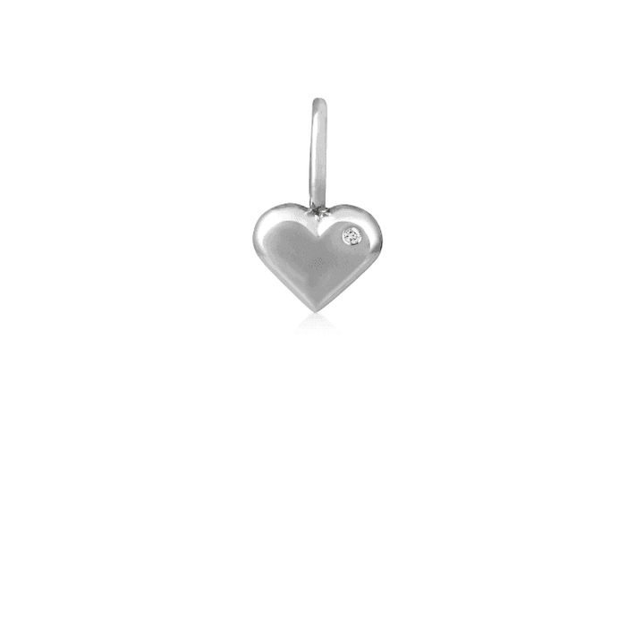 RO Copenhagen 18kt Rock My Heart Heart Hanger Witgouden, glanzende harthanger met klein diamantdetail. Model 110276-1.