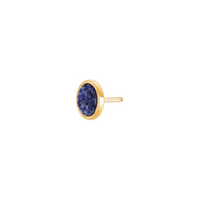 Son of Noa Earrings met sodaliet toont een eenvoudige oorbel in verguld metaal met blauwe sodalietstenen. Model325184-3-1.