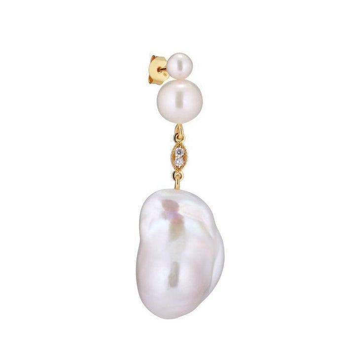 Cherie Pearl Earring toont een elegante oorbel in goud met witte parels en fonkelende zirkonia's. ModelFW2014-1