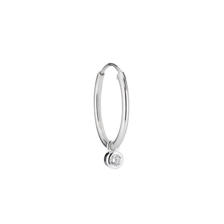 Golden Hour Silver Hoop SI2002 toont een eenvoudige zilveren hoop met kleine hanger en heldere steen. ModelSI2002-1