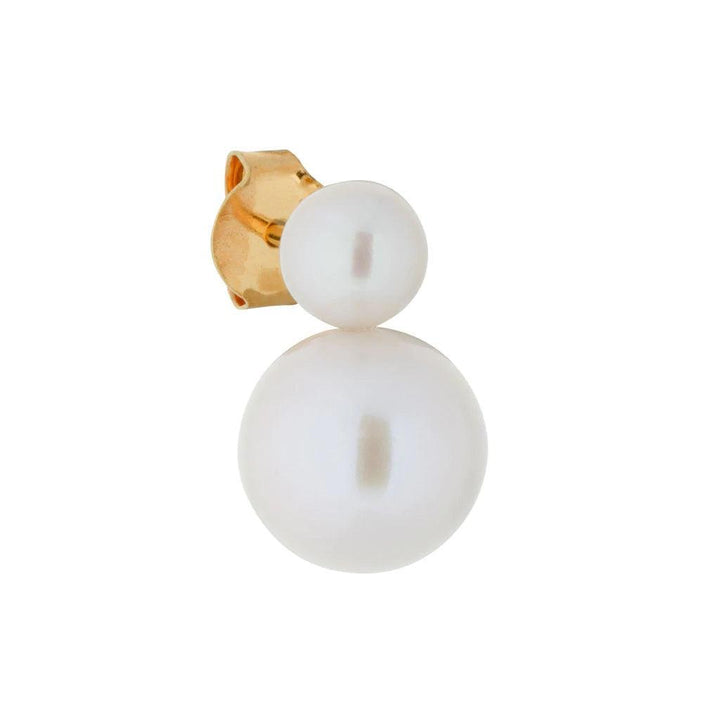 The Earring Shop More Earrings toont een eenvoudige vergulde oorbel met twee witte zoetwaterparels. ModelSS2210-SS2210-1.