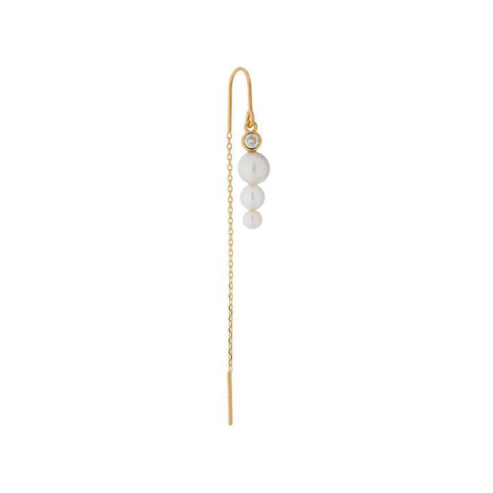 Nuit Hook Threader Chained Earring toont een elegante vergulde ketting met witte parels. ModelSS2220-1.