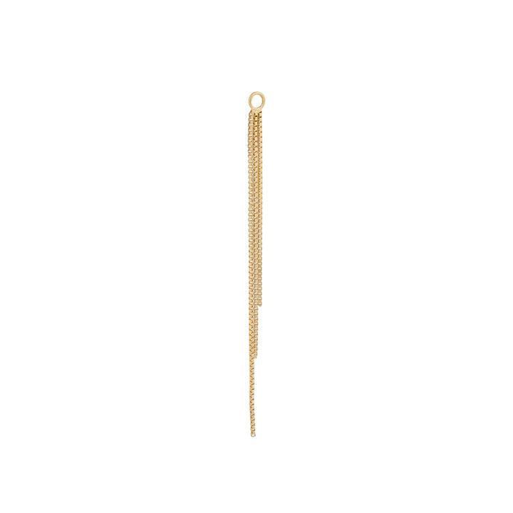 Tassel Charm heeft een eenvoudige, gouden hanger met lange kettingkwastjes van glanzend metaal. ModelFW2123