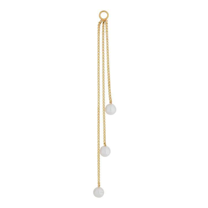 The Earring Shop Tassel Pearl Charm toont een elegante lange oorbel in goudlook met drie witte parels. ModelSS2223-1.