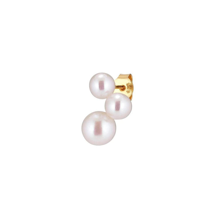 Trois Left Pearl Earring toont een vergulde oorbel met drie witte zoetwaterparels. ModelFW2124
