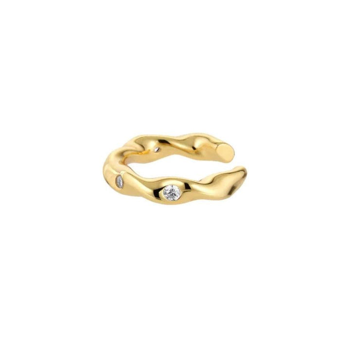 The Earring Shop Twist Cuff Silver Gilt toont een golvende, gouden oormanchet met fonkelende steentjes. ModelFW2205-FW2205-1.