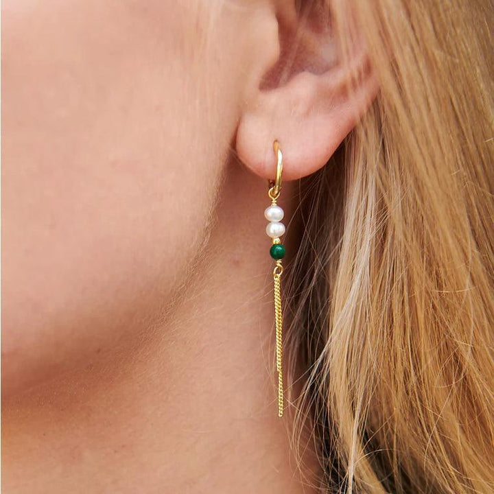 wioga-adona-oorbellen-verguld zilver toont een elegante oorbel in verguld zilver-look met parels en groene details. Model e-8153-gp