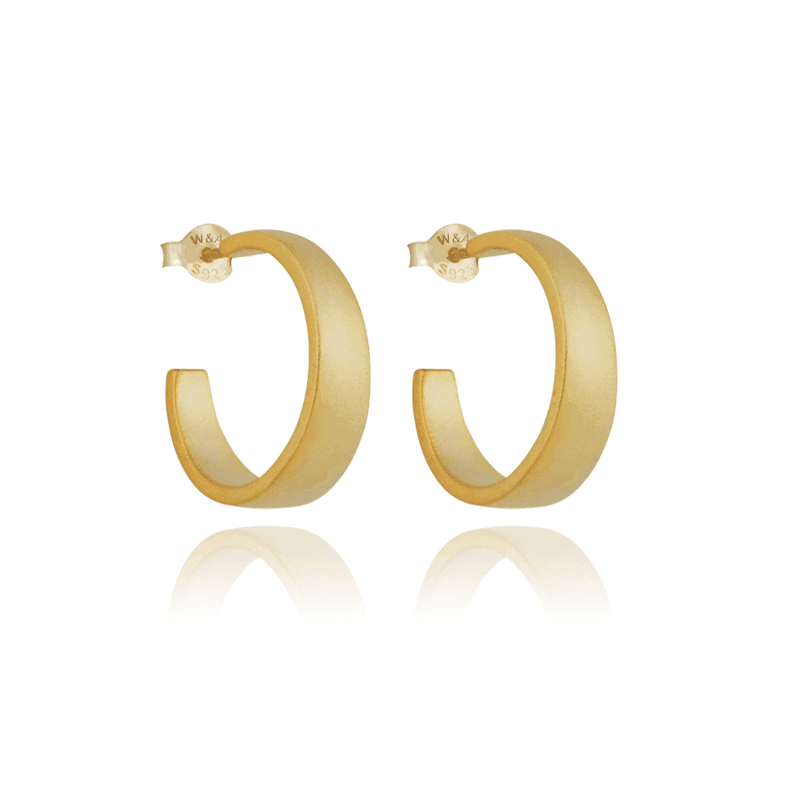 wioga Chicie oorbellen in een matte goudkleurige afwerking in een breed creools model. Model E-1170-GP