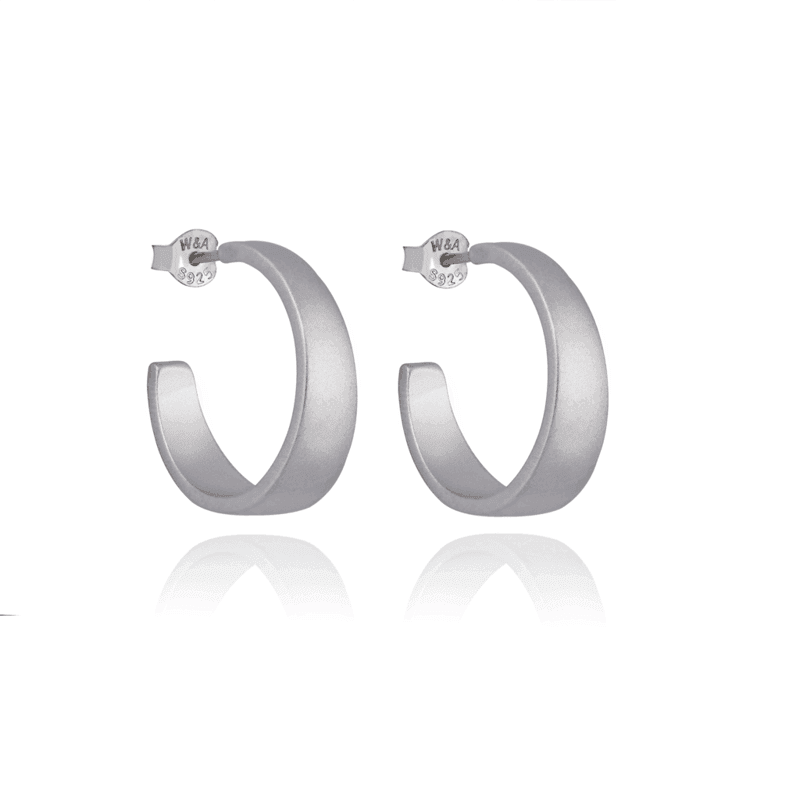 wioga Chicie oorbellen, mat zilveren open Creoolse oorbellen, vooraanzicht. Model E-1170-S