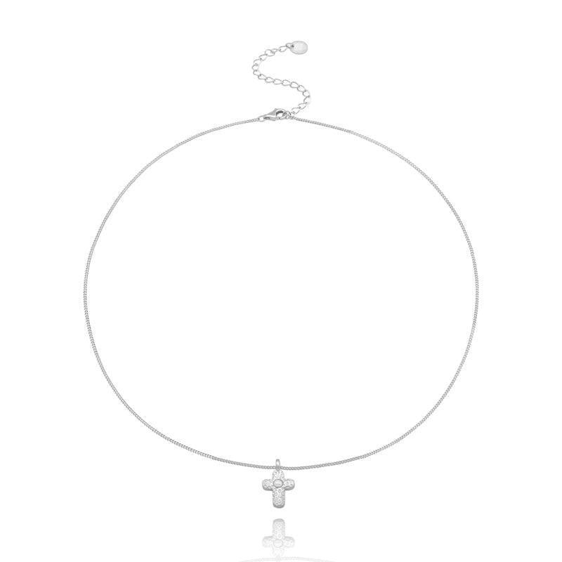 WiOGA Karla Halskæde Silver toont een eenvoudige ketting met een zilveren kruishanger, gezien tegen een witte achtergrond. Model N-8075-S