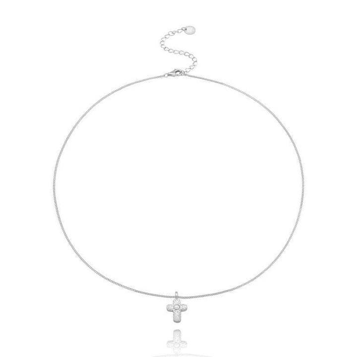 WiOGA Karla Halskæde Silver toont een eenvoudige ketting met een zilveren kruishanger, gezien tegen een witte achtergrond. Model N-8075-S